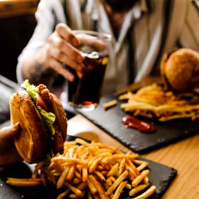 hamburguesa-casera-con-verduras-frescas